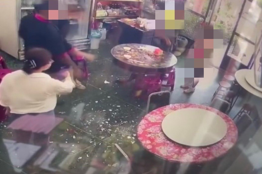 ▲奧客夫妻不滿，只吃半碗的白飯也收20元，不斷在店內咆哮。（圖／翻攝自爆料公社二館）