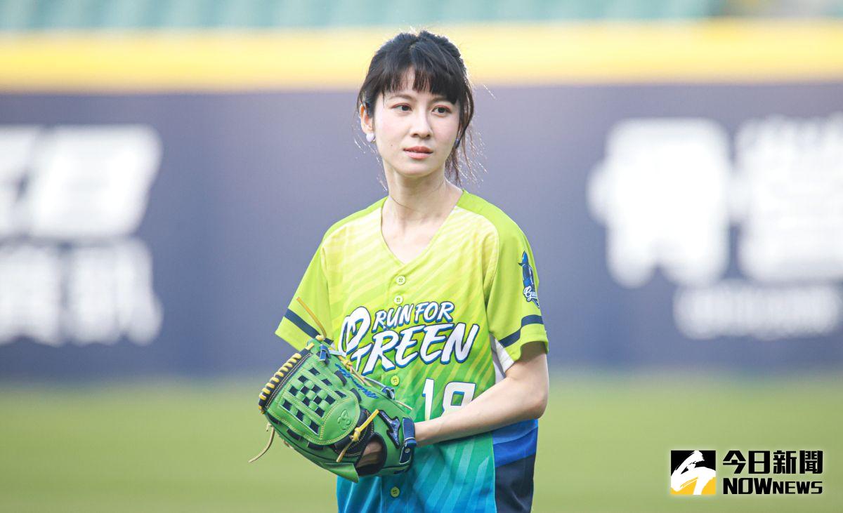 ▲森林系女神連俞涵開球。（圖／葉政勳攝）