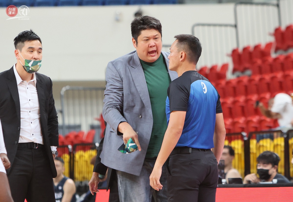 ▲台啤英熊GM哈孝遠和裁判抗議。（圖／T1聯盟提供）