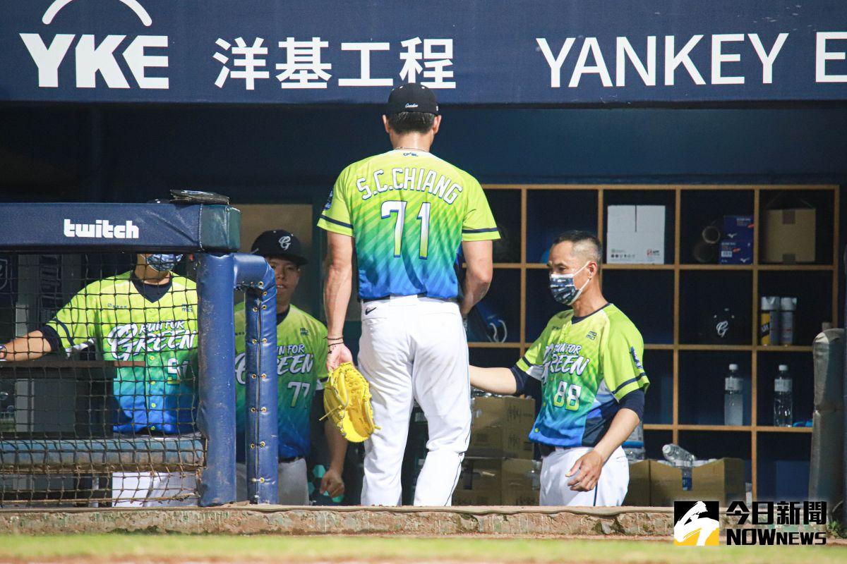 ▲富邦悍將投手江少慶投不滿四局狂失九分退場。（圖／記者葉政勳攝 , 2022.04.23）