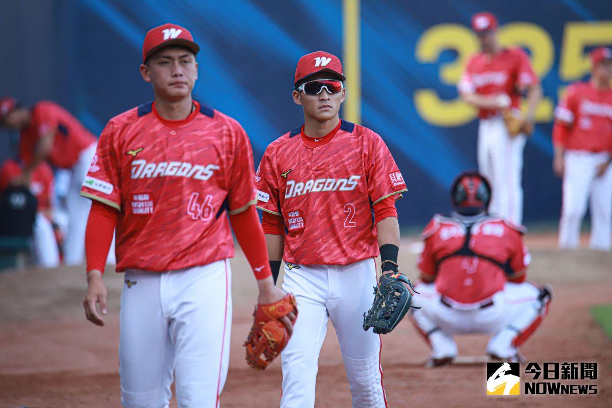 ▲味全龍外野手郭天信（右）。（圖／記者葉政勳攝 , 2022.04.23）