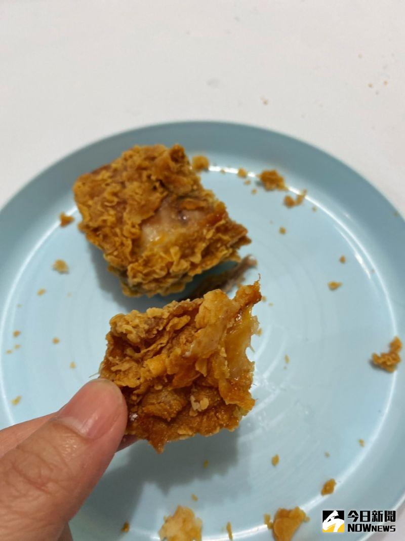 ▲腿排的麵皮非常厚,每塊腿排邊角吃起來都像餅乾一樣脆。(圖/記者黃韻文攝)