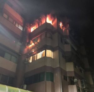▲台南市東區一棟6樓民宅大樓，在今（24）日凌晨3時許發生火警。（圖／翻攝照片）