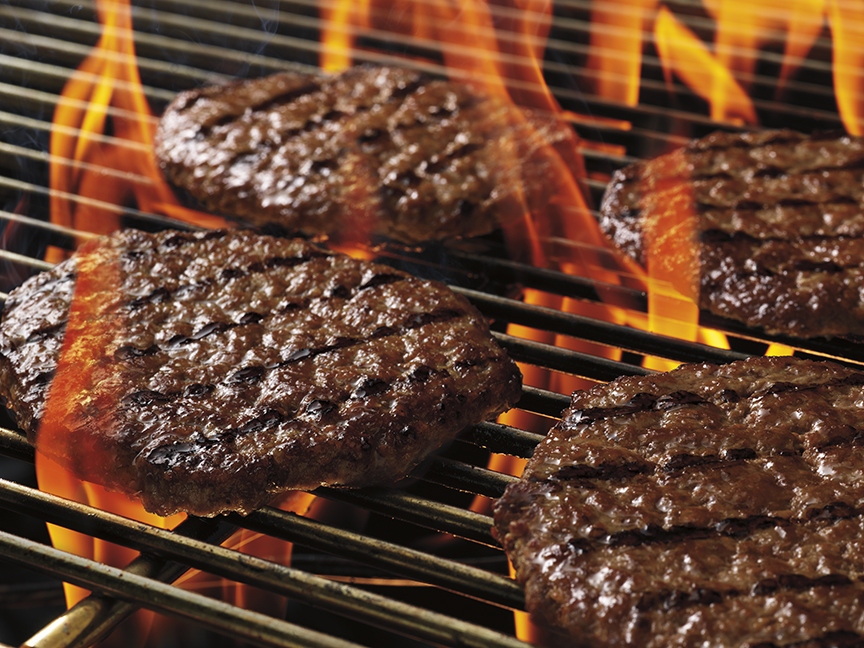 ▲漢堡王祭出超狂「買1送1」優惠、雞塊買10送10還不夠，迎接勞動節犒賞大家，再推出「降肉」活動！只加20元就能加一層4.4盎司牛排，超巨大的牛肉排尺寸，去年活動推出時可是讓一堆門市烤到烤爐發火掛掉。（圖／台灣漢堡王提供）