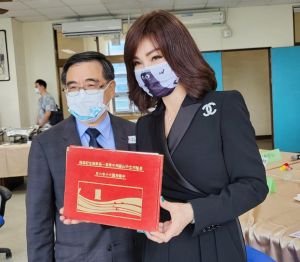 陳美鳳 ▲陳美鳳受邀回母校,翻出當年的國中畢業紀念冊。(圖/翻攝陳美鳳臉書)