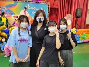陳美鳳 ▲陳美鳳受邀回母校,受到熱烈歡迎。(圖/翻攝陳美鳳臉書)