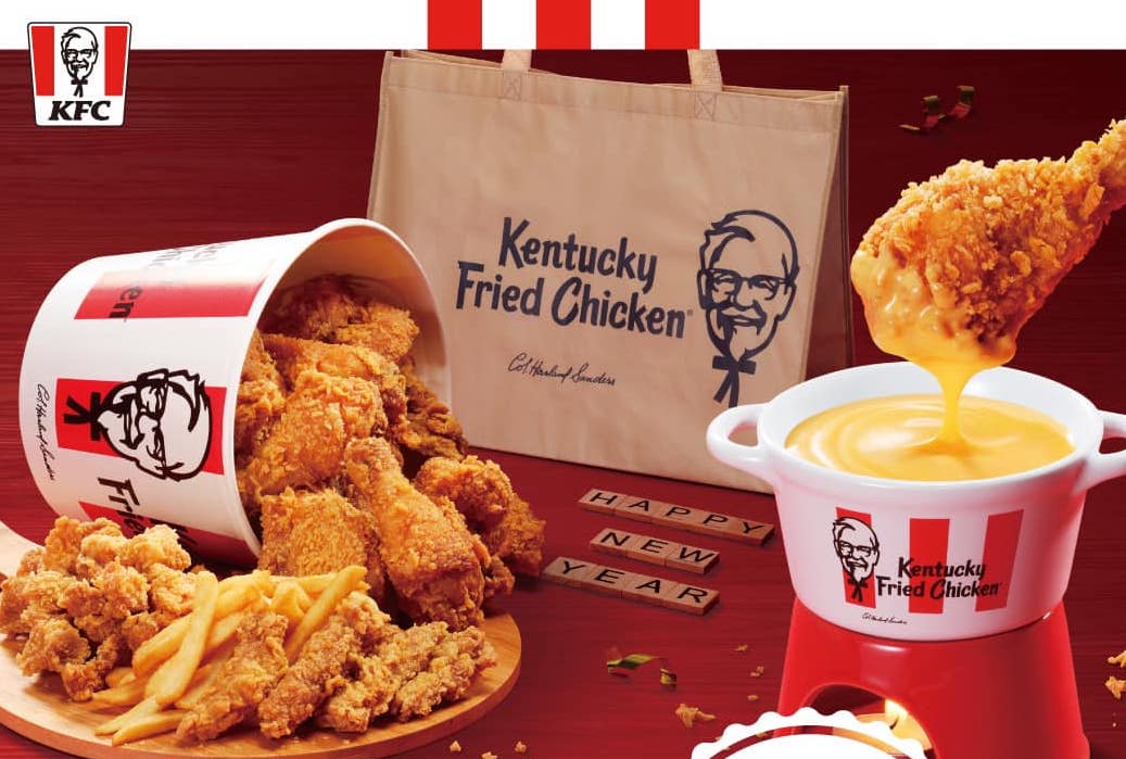 ▲酥脆多汁的炸雞口感讓台灣民眾愛不釋口，不讓麥當勞韓風炸雞腿專美於前，肯德基粉專預告去年一天完售的「秒殺鍋物」母親節即將回歸，已引來破千網友嗨喊「今年一定要吃到炸雞起司鍋」；鐵粉敲碗成功的還有摩斯，總算推出以和風炸雞當主餐的套餐。（圖／翻攝自KFC肯德基FB）