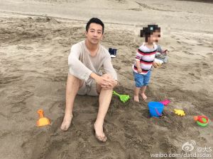 汪小菲 ▲汪小菲喜歡和女兒小玥兒去海邊戲水。(圖/翻攝大S微博)