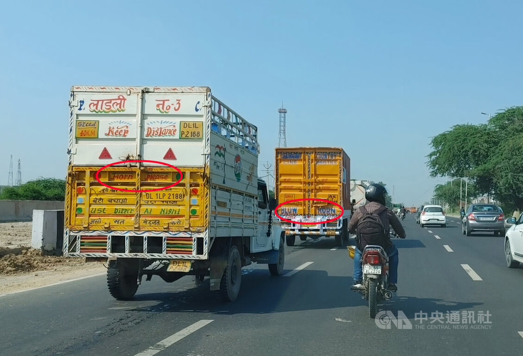 ▲印度許多貨車後方都漆有「請按喇叭」或「按喇叭OK」之類的標語。中央社記者林行健新德里攝 111年4月24日