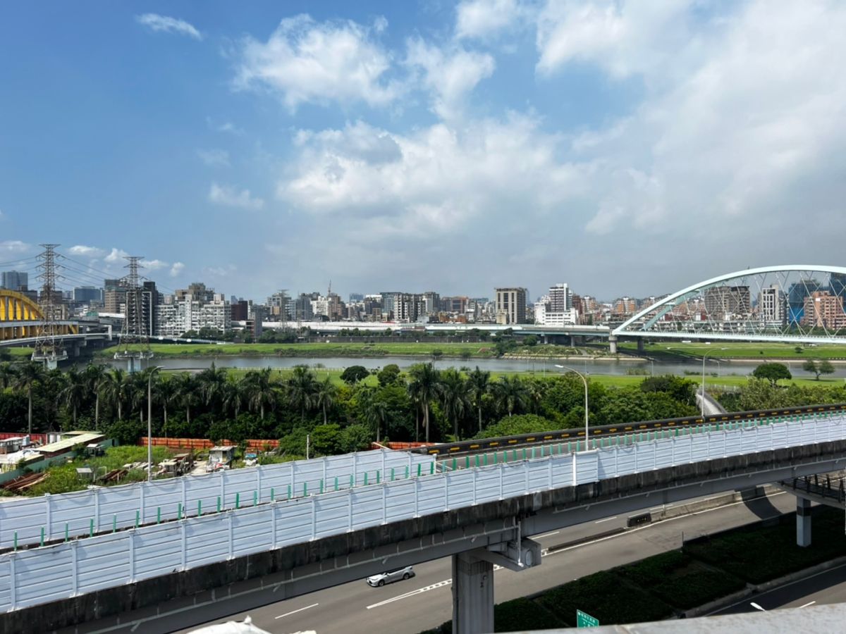 ▲中央氣象局表示，今（3）日受西南風影響，水氣稍微增多，各地大多仍為多雲到晴。白天各地高溫約32至34度，天氣悶熱，戶外活動請多補充水分並做好防曬。（圖／張勵德攝）