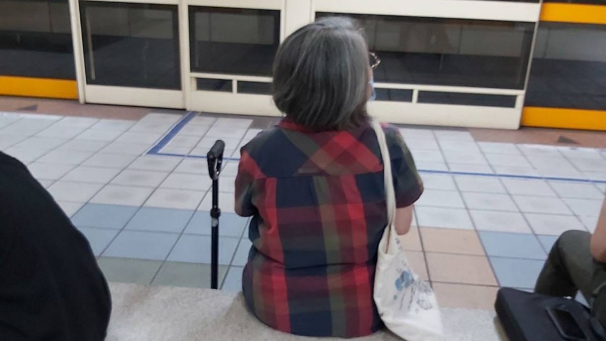 ▲有網友表示，台北捷運中山國小站遇到借錢嬤，幸好有借過的民眾阻止，她才沒有受騙。（圖／翻攝爆料公社二社）