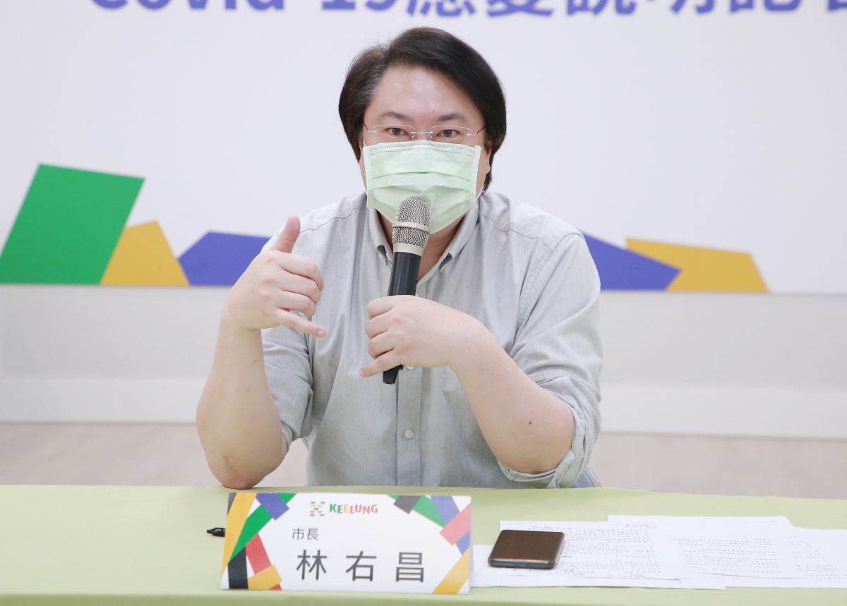 ▲林右昌在疫情記者會上表示，有某婦產科爆發群聚感染，目前共有「6名新生兒」以及3名工作人員確診。（圖／基隆市府提供）