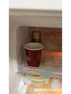 ▲冰箱內有不少飲料杯喝了一半吸管就插在上面，會有什麼東西跑進去不知道，這部分要替別注意。（圖／高市府提供）