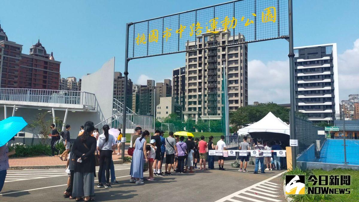 ▲桃園確診人數暴增，各處採檢站也出現長長的排隊人龍。（圖／記者李春台攝，2022.04.24）