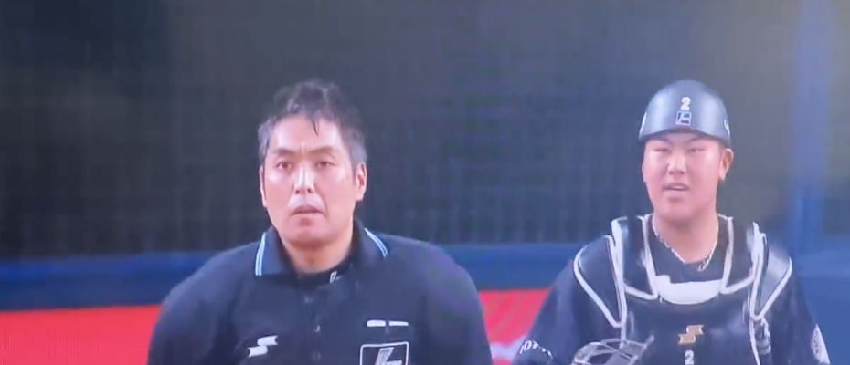 ▲白井一行主審有點不滿佐佐木朗希的表情，捕手松川虎生趕緊上前制止。