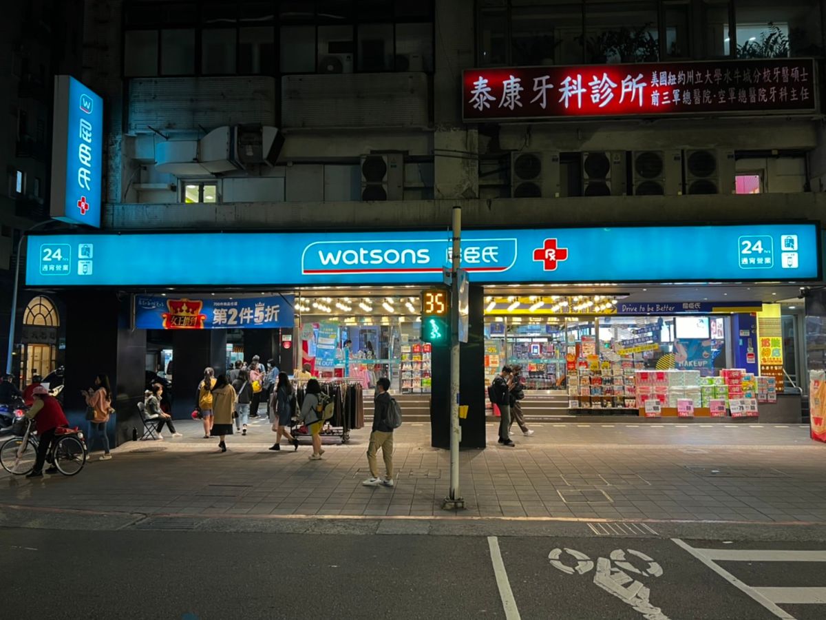 ▲連鎖藥妝通路屈臣氏今（24）日也宣布，將從明（25）日上架約5萬份家用快篩試劑。（圖／張勵德攝）