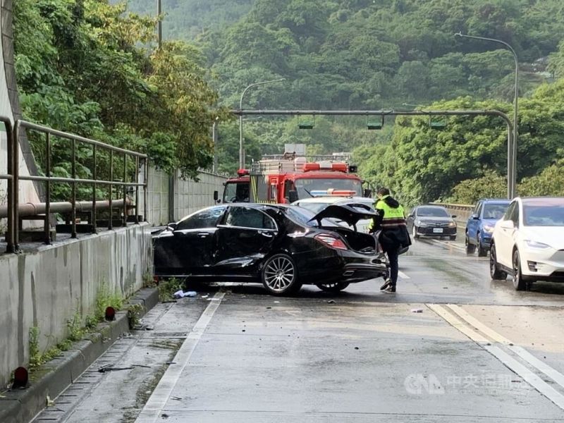 ▲台北市信義快速道路往文山隧道方向路段24日下午發生兩車追撞事故。（圖／中央社）