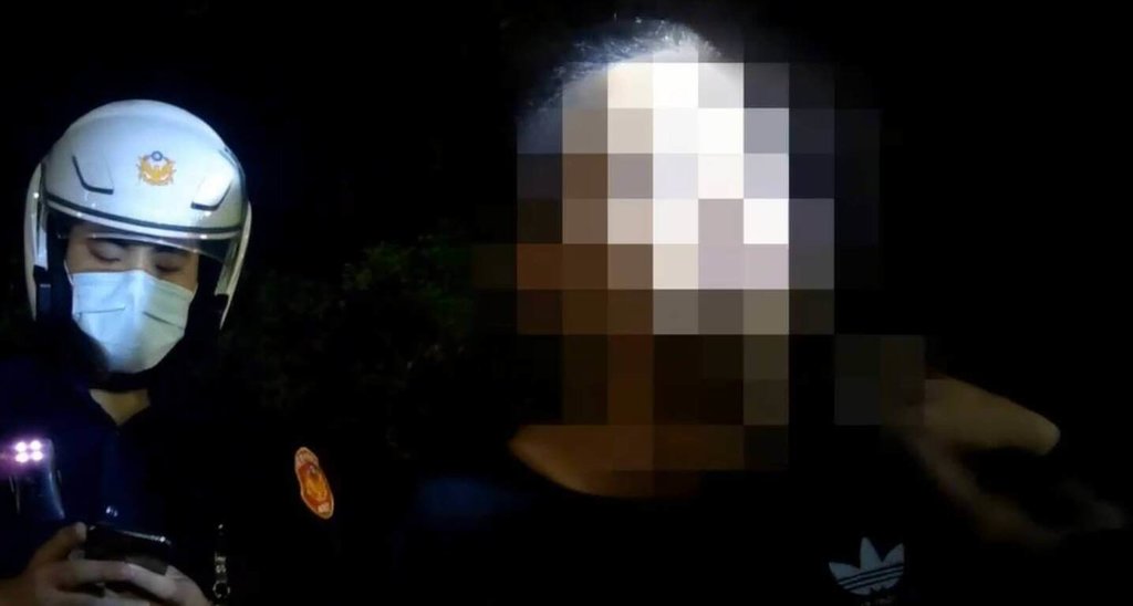 ▲基隆市27歲李姓男子（右）23日深夜酒駕自撞護欄，拒絕酒測被帶到醫院抽血時，發現李男確診COVID-19，警方立即啟動緊急應變措施，要求8名員警請休在家自主健康管理。（讀者提供）中央社記者王朝鈺傳真 111年4月24日