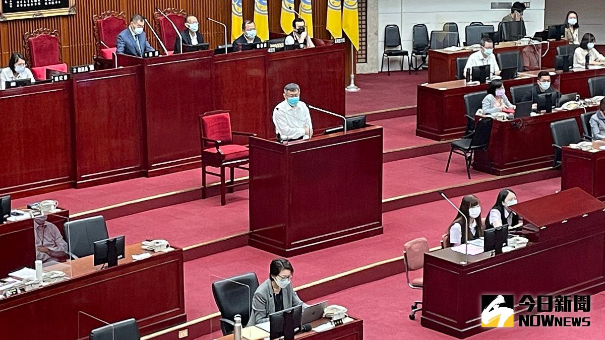 ▲台北市長柯文哲25日進入議會進行專案報告。會後接受議員質詢時，被問到媒體人周玉蔻聯絡萬芳醫院到府採檢一事，是否涉及特權？柯文哲則直言「與北市府無關」。（圖／記者丁上程攝，2022.04.25）