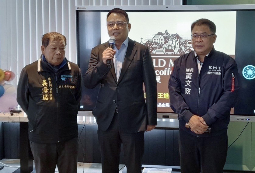 ▲圖（中）為新竹市長國民黨參選人林耕仁。（圖／截自林耕仁臉書資料照）