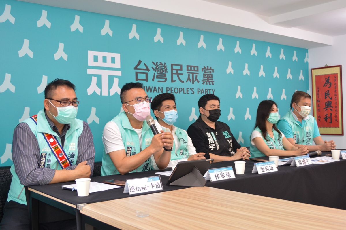 ▲民眾黨新北市黨部今（25）日舉行「疫情的擴散，新北市政府難道沒有責任嗎？」的記者會。（圖／民眾黨新北市黨部提供）