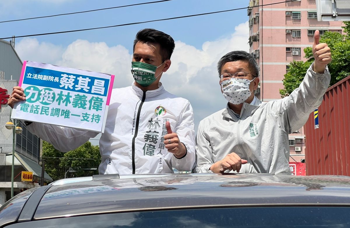 ▲即將被民進黨徵召參選台中市長的蔡其昌，今扮演母雞，到大雅區陪新人林義偉掃街。（圖／記者顏幸如攝，2022.04.25）