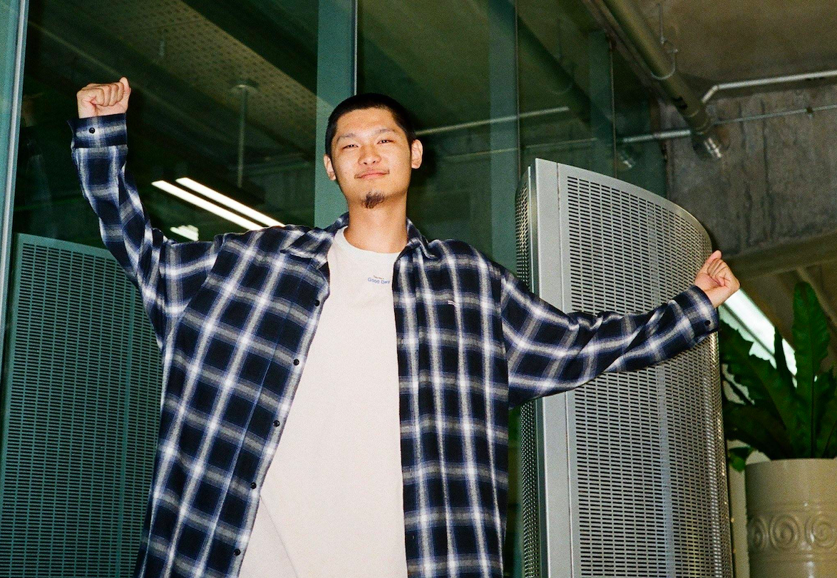 ▲Leo王外遇導致婚姻、事業都遭受重創，一度還兼職去開計程車，近日他拍攝公視新節目，跟眾人一起到夜市叫賣推廣企劃。（圖／Leo王臉書）