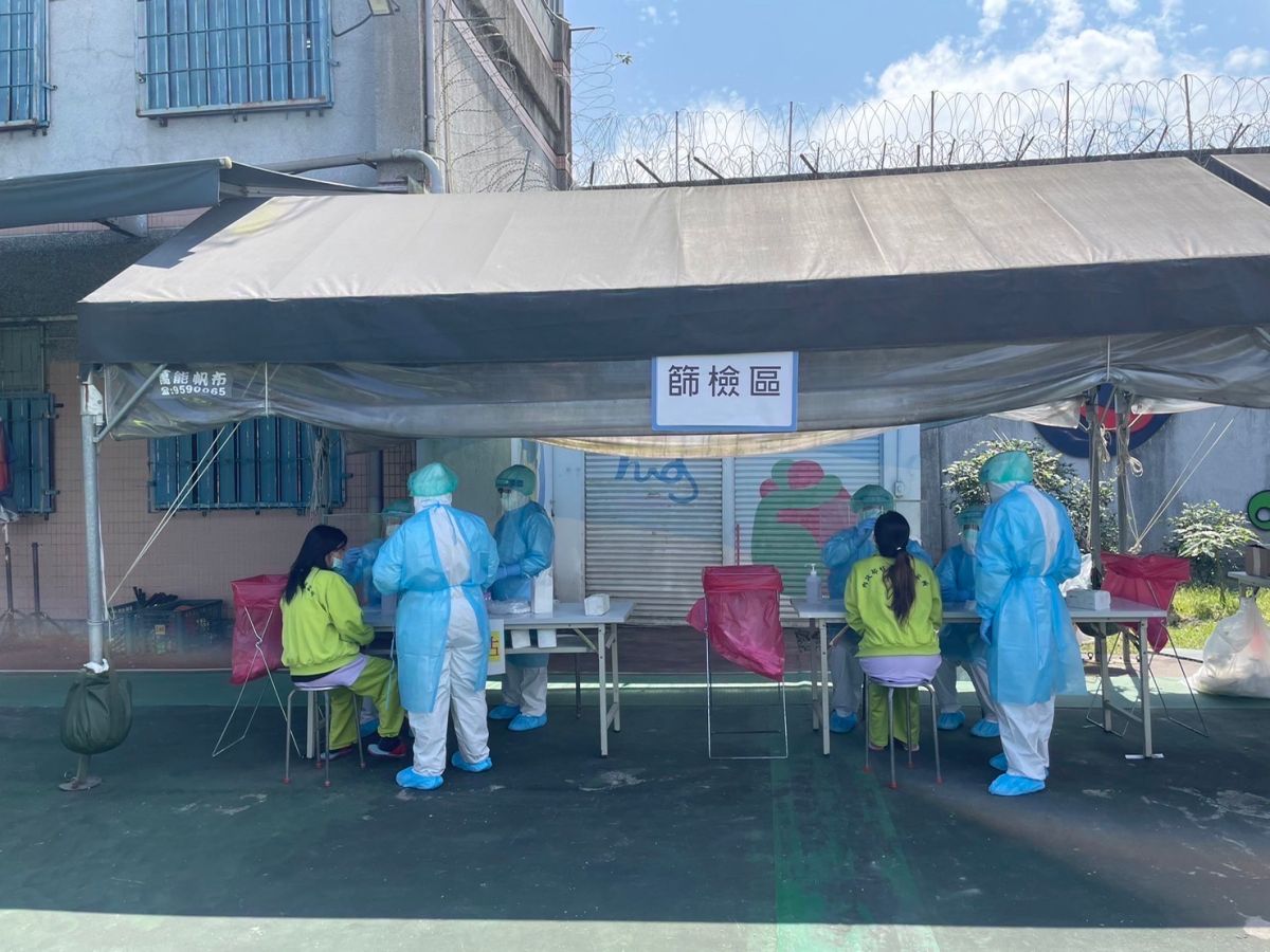 ▲衛福部今日預估，5月11日最高10萬例確診。（資料圖／移民署提供）