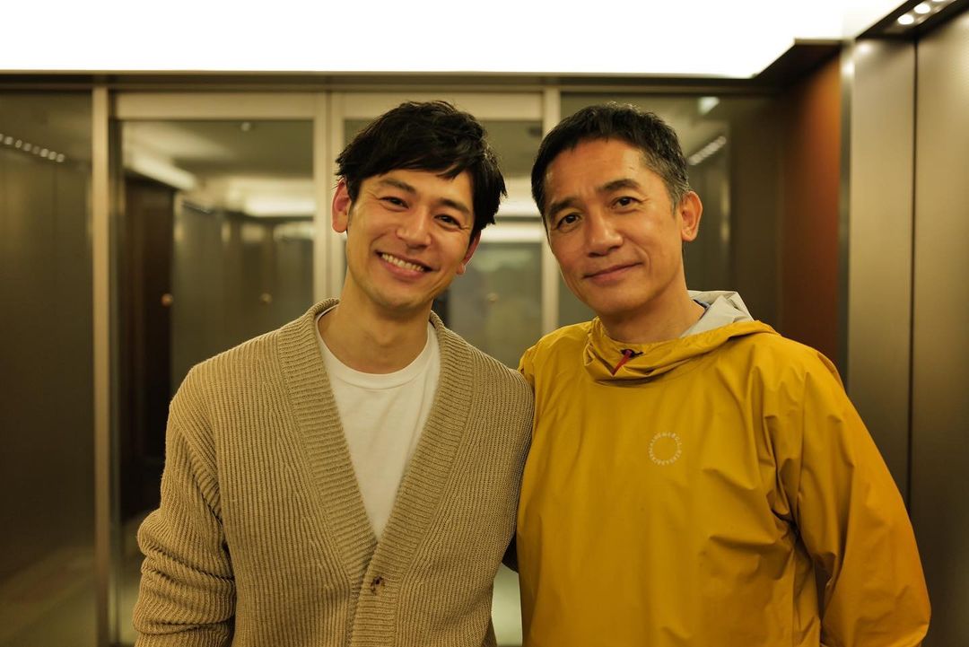 ▲妻夫木聰（左）巧遇梁朝偉直呼不敢置信。（圖／翻攝妻夫木聰IG）