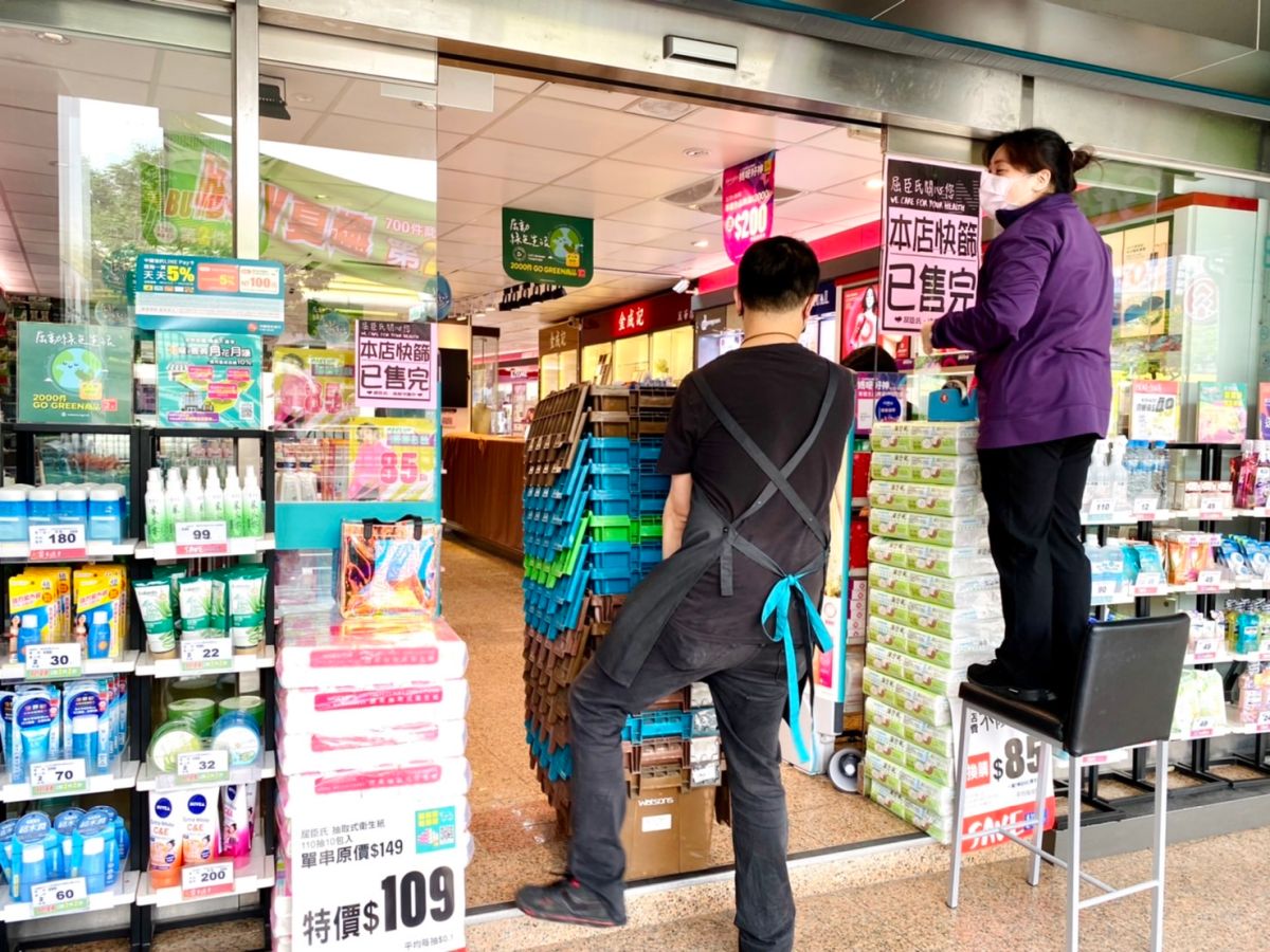 ▲屈臣氏今起開賣的5萬份快篩試劑，各門市幾乎一開門就被民眾搶光，官方表示將在本週協調加緊進貨供應。（圖／蕭涵云攝）