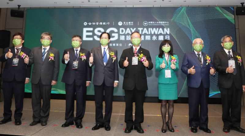 ▲玉山金控總經理暨永續長陳美滿（右三）代表簽署「ESG永續鏈結綠色金融發展合作備忘錄」，透過綠色融資支持「淨零碳排」願景。（圖／玉山銀行提供）