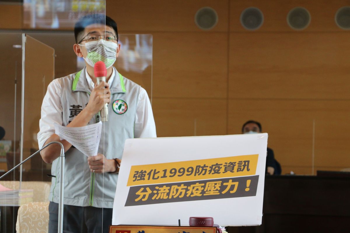 ▲議員黃守達表示，撥1999話務人員詢問大原則防疫問題，話務人員的反應是他們手上沒有這個資料，沒辦法回答問題(圖／柳榮俊攝2022.4.25)