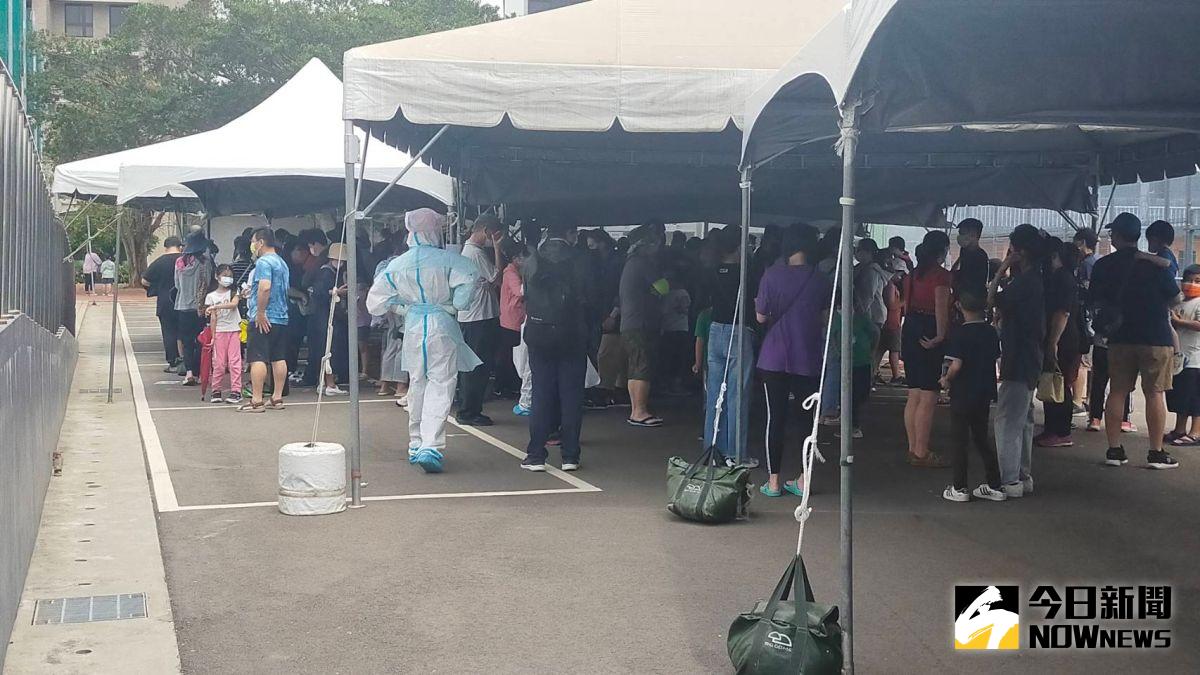 ▲民眾大排長龍到採檢站快篩，但身陷高危險又擁擠的人群中，又擔心這根本就是一處大型群聚的危險處所。（圖／記者李春台攝，2022.04.25）