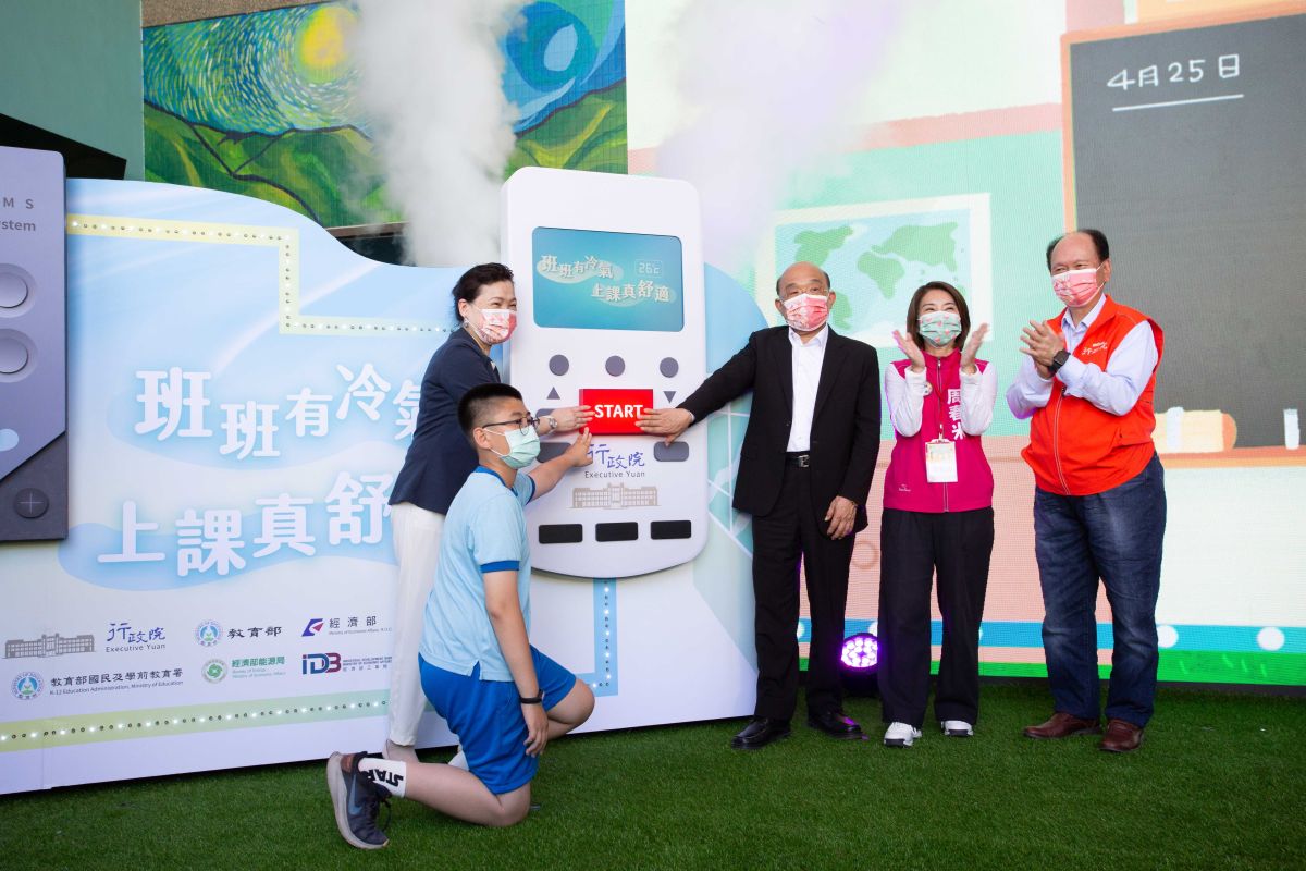 ▲行政院長蘇貞昌（中）今（25）日參與「班班有冷氣啟動儀式」，宣布全台中小學生夢想實現。（圖／教育部提供）