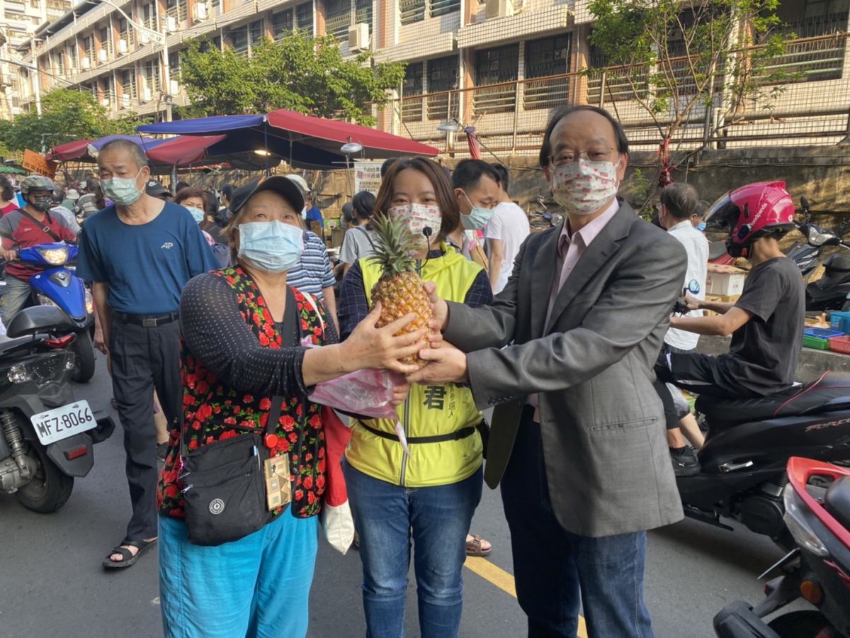 ▲台大農藝所博士生的黃淑君，過去八年擔任新北市議員何博文服務處的主任，支持者送放鳳梨盼她能延續何博文的服務。（圖／黃淑君提供）