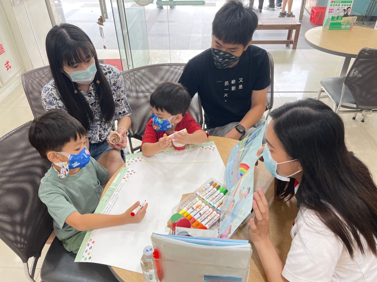 ▲知名網紅夫妻「彼得爸與蘇珊媽」帶兩個兒子一起參加信義房屋繪畫比賽，鼓勵。（圖／NOWnews資料照片）