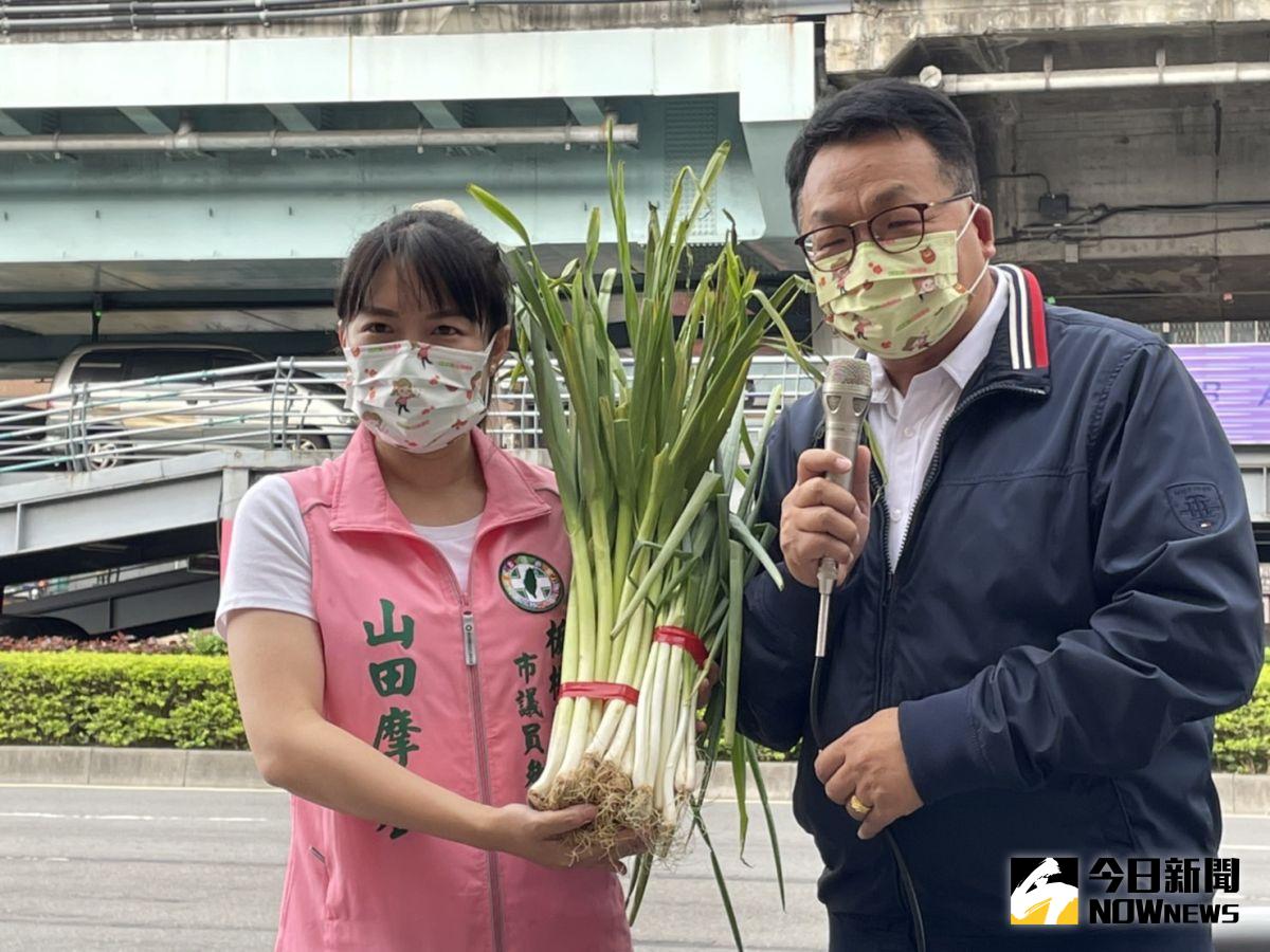 ▲立委陳歐珀贈送宜蘭最具代表性的三星蔥、蒜，希望為山田摩衣帶來好兆頭，能在這次的市議員初選中「蔥滿、勝蒜」。（圖／記者陳志仁攝，2022.04.25）