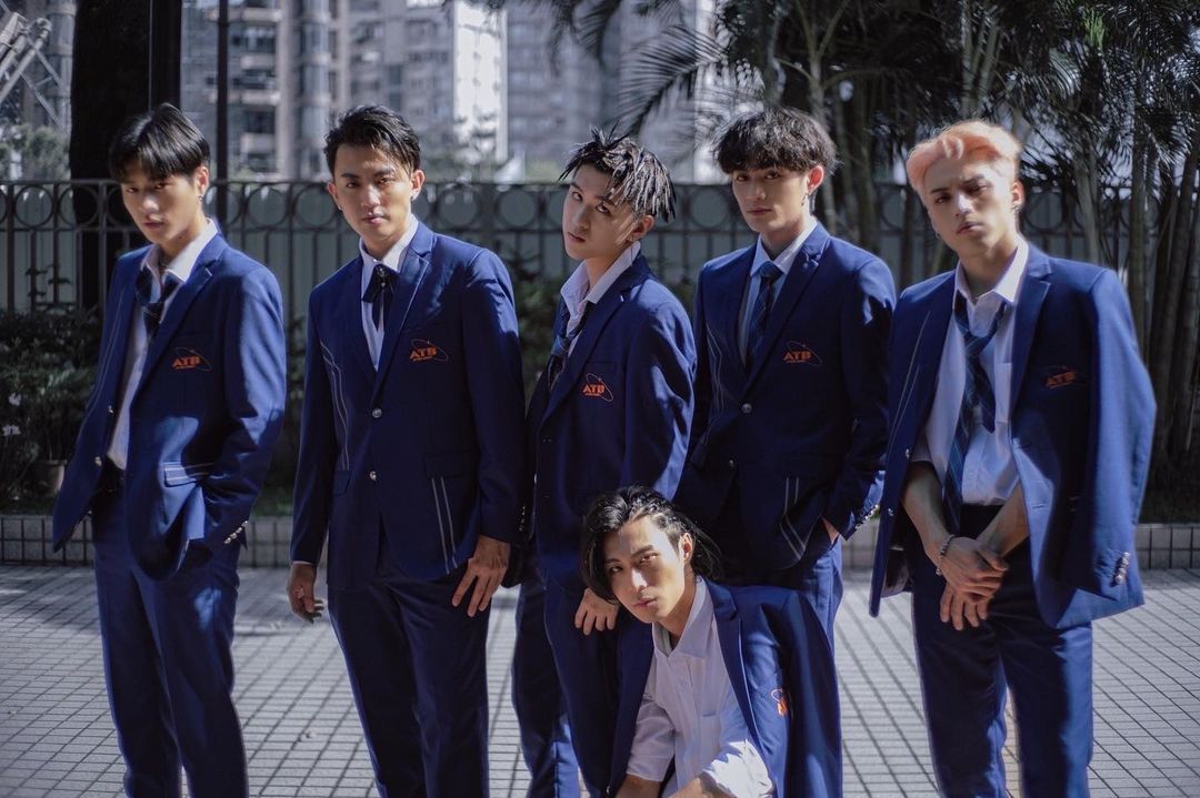 ▲選秀節目《原子少年》隨著人氣攀升，數位收藏品也掀起搶購潮。左起為林佳辰、高有翔、吳昱廷、MAX、呂植宇、李哲言。（圖／翻攝高有翔IG）