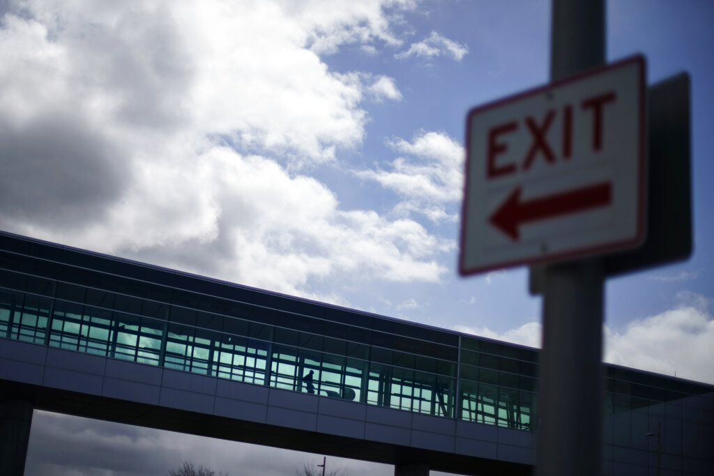 ▲台灣已在境外移入個案中檢出Omicron亞型變異株BA.4、BA.5，醫師相信無論病毒如何改變，「最終還是會感冒化」。（圖／美聯社／達志影像）