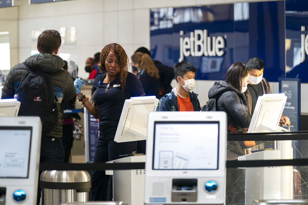 ▲邊境檢疫再放鬆！自9日起，台灣入境居家檢疫天數將從10+7縮短為7+7，仍以1人1戶為原則。（圖／美聯社／達志影像）