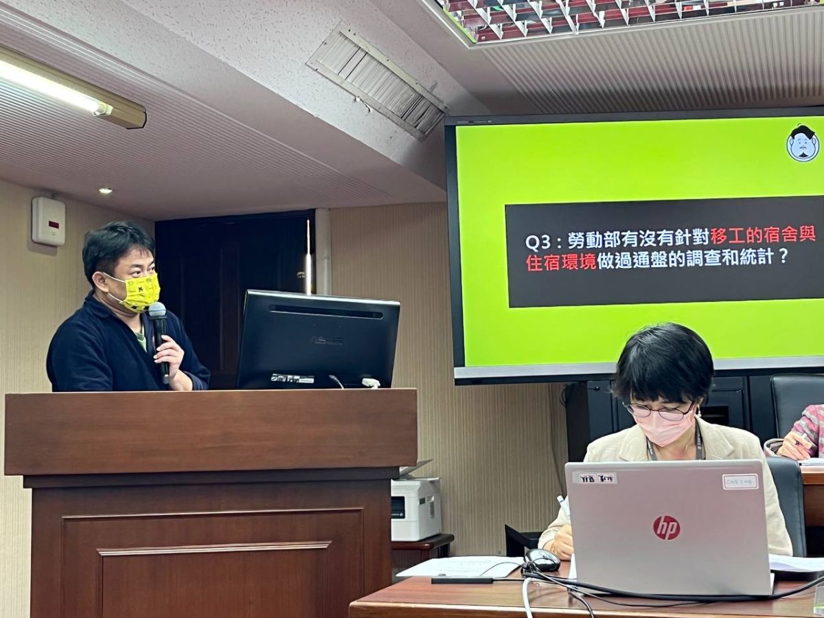 ▲立委洪申翰在25日質詢勞動部長許銘春時，要求全面盤點現在及未來移工人數增加的住宿需求。（圖／攝於立法院2022.04.25）