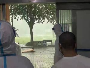 ▲上海昨天下午出現暴風雨，不僅方艙醫院受損，一名住院男子洗澡時都被迫趴地躲風雨。（圖／翻攝推特@CervoAnsioso）