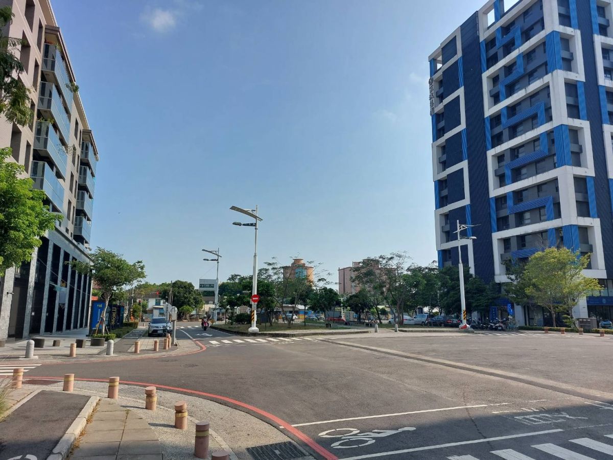 ▲台南水交社重劃區房價狂飆，「聯上W1」（圖左）與「京城上新光」（圖右）為指標建案。（圖／全國不動產台南店提供）