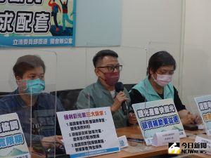 指揮中心「三劑令」令觀光產業措手不及,立委邱臣遠呼籲政府提配套措施與紓困方案。(圖/記者呂炯昌攝,2022.04.26) ▲指揮中心「三劑令」令觀光產業措手不及,立委邱臣遠(左一)呼籲政府提配套措施與紓困方案。(圖/記者呂炯昌攝,2022.04.26)