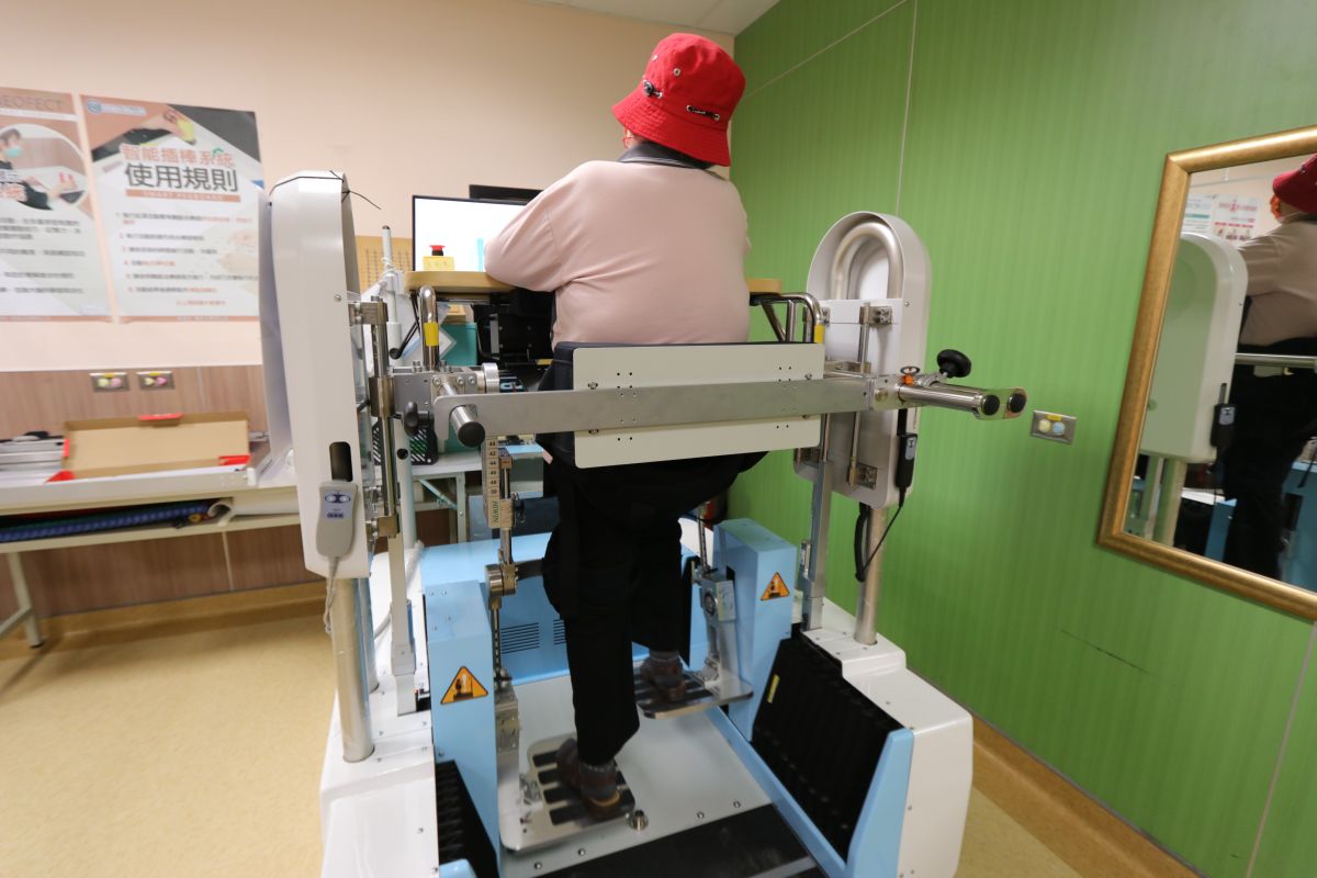 ▲患者使用「下肢行走復健機器人」進行踏步訓練。(圖／醫院提供2022.4.26)