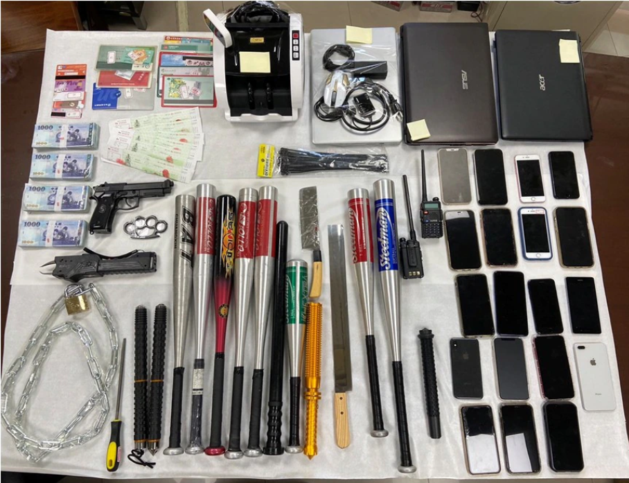 ▲台中市警二分局於4月掃行動中查獲黑幫份子槍彈棍棒(圖/記者鄧力軍翻攝