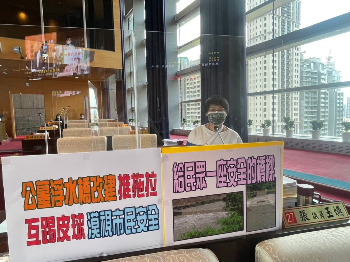 ▲議員張玉嬿指出，太平區第一花園公墓增建納骨塔，周邊浮水橋便道，遇降雨，河水即刻漫過橋面，應儘速改建(圖／柳榮俊攝2022.4. 26)