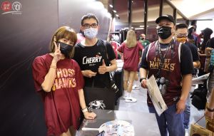 獵鷹啦啦隊Wings Girls賽前也當起驗票員,歡迎球迷進場 ▲獵鷹啦啦隊Wings Girls賽前也當起驗票員,歡迎球迷進場。(圖/台灣運彩xT1聯盟提供)