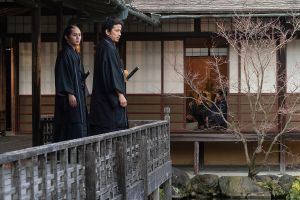 ▲岡田准一(右)傳授山田涼介(左)「脫水減肥法」來演繹角色身形。(圖/采昌) ▲岡田准一(右)傳授山田涼介(左)「脫水減肥法」來演繹角色身形。(圖/采昌)