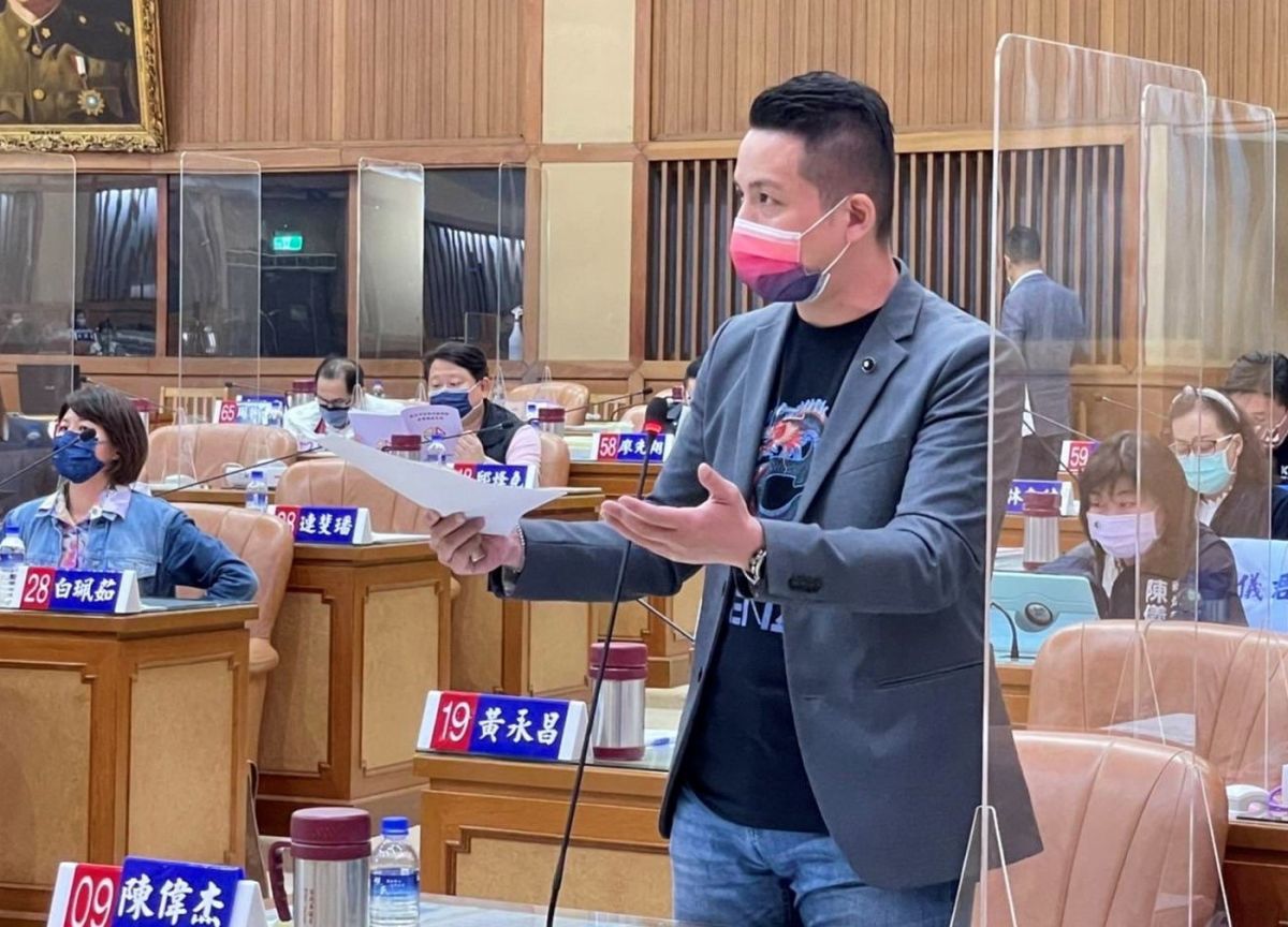 ▲新北市議員陳偉杰今（26）日提案，要求市府編列預算為全市學童納保疫苗險，以降低家長疑慮。（圖／新北市議員陳偉杰提供）